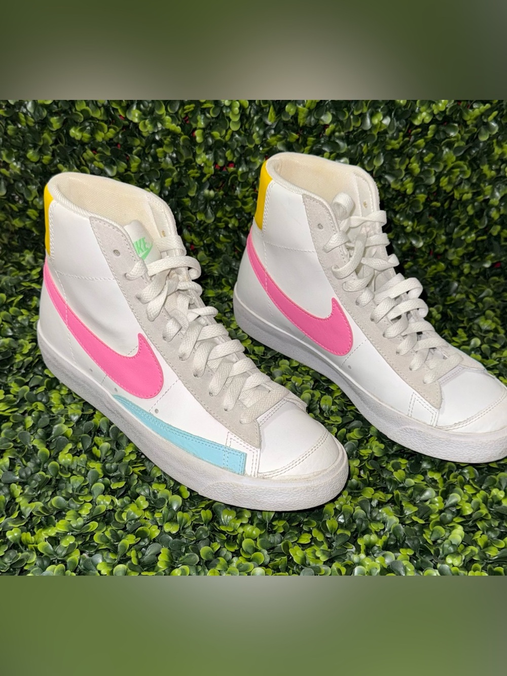 Nike Women’s High-Top Sneakers White Pink Blue Yellow Accents Woman’s 7.5